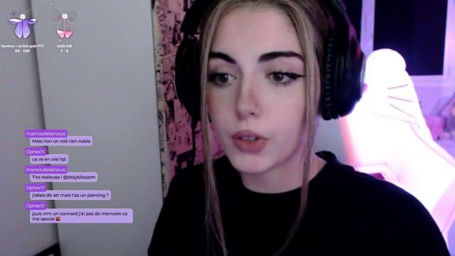DolyBlossom playing Just Chatting - Live Casino Stream