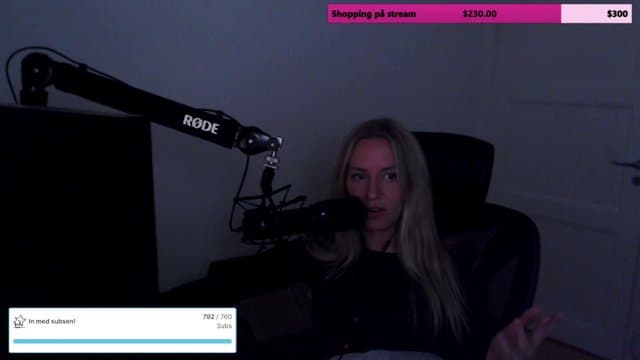 EmiliaHult playing Just Chatting - Live Casino Stream