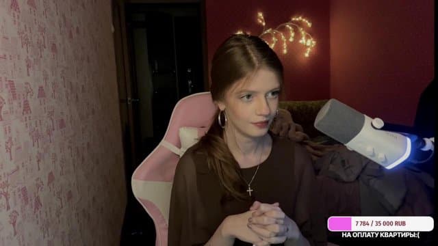onmykneesss playing Just Chatting - Live Casino Stream