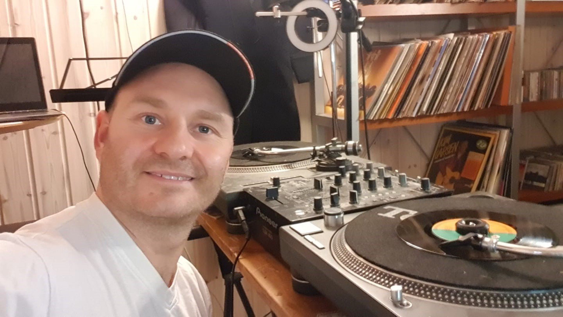 DJ_MartinHansJensen Offline Background
